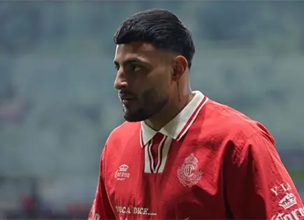 Critican a Alexis Vega por regalar dinero a fan&aacute;ticos