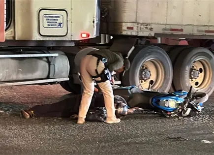 Motociclista resulta herido tras choque con tr&aacute;iler
